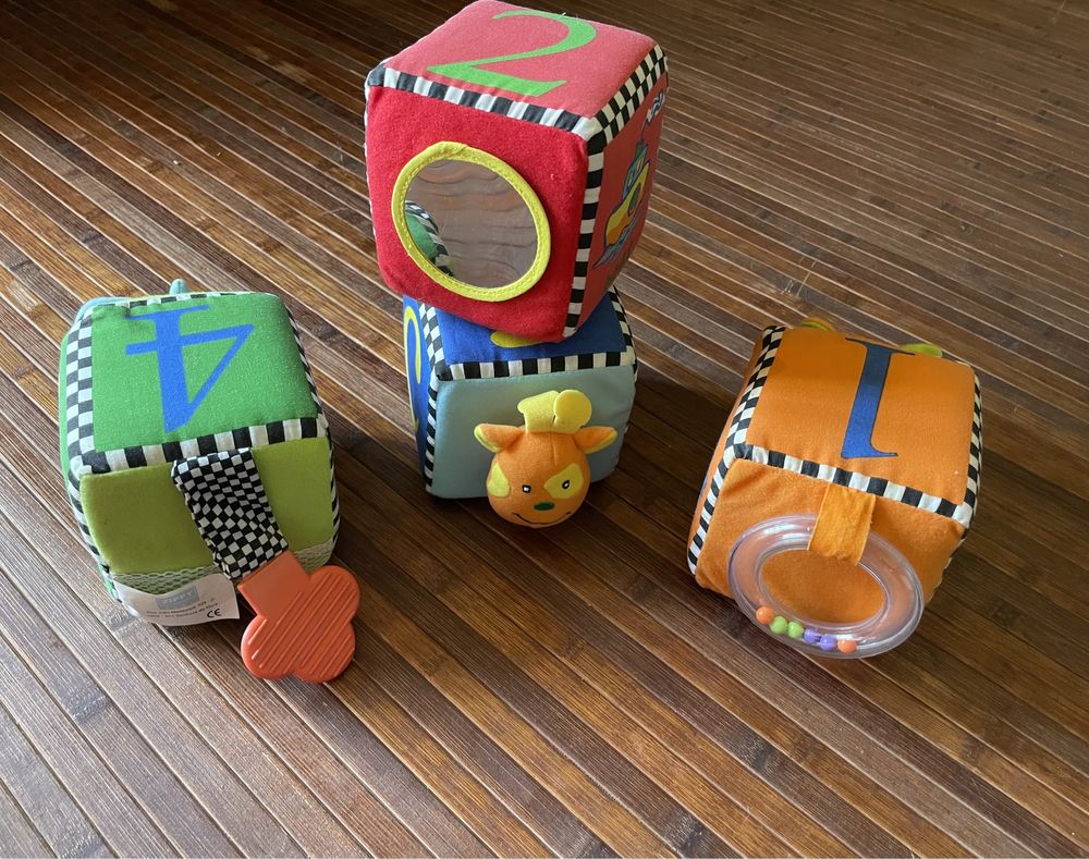 Conjunto didáctico para bebés (4 cubos)