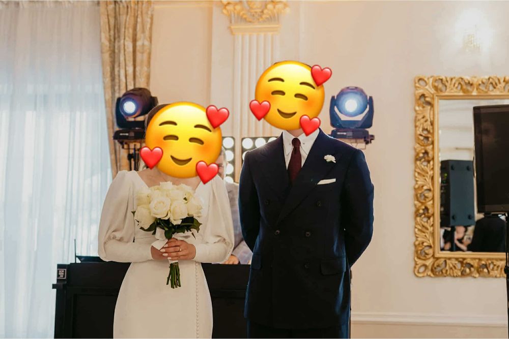 Piękna, elegancka, gładka suknia ślubna, kolor ecru