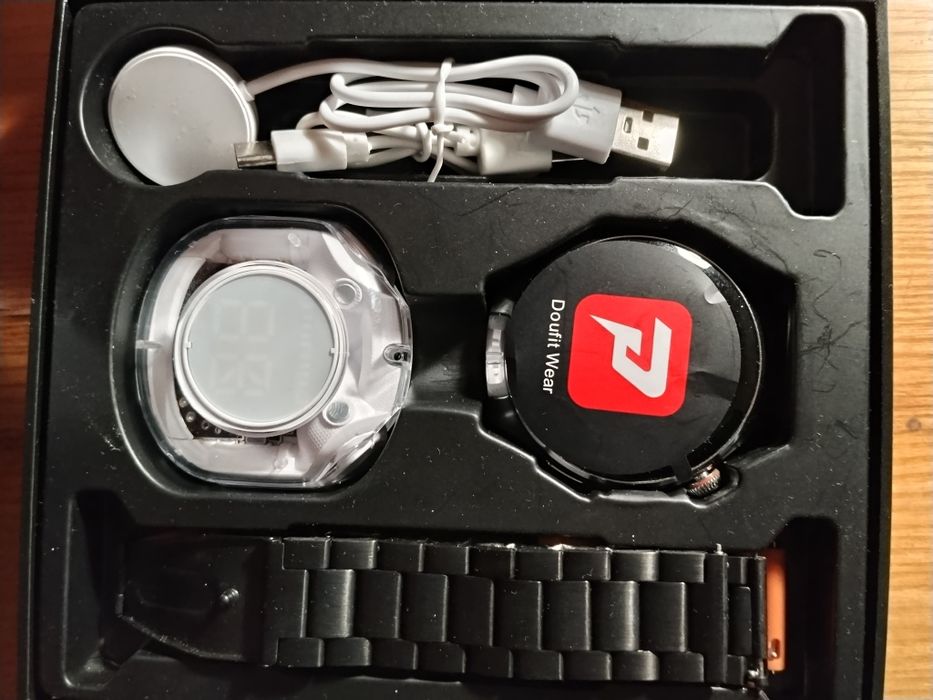 Продам новый набор смарт часов+ беспроводные наушники