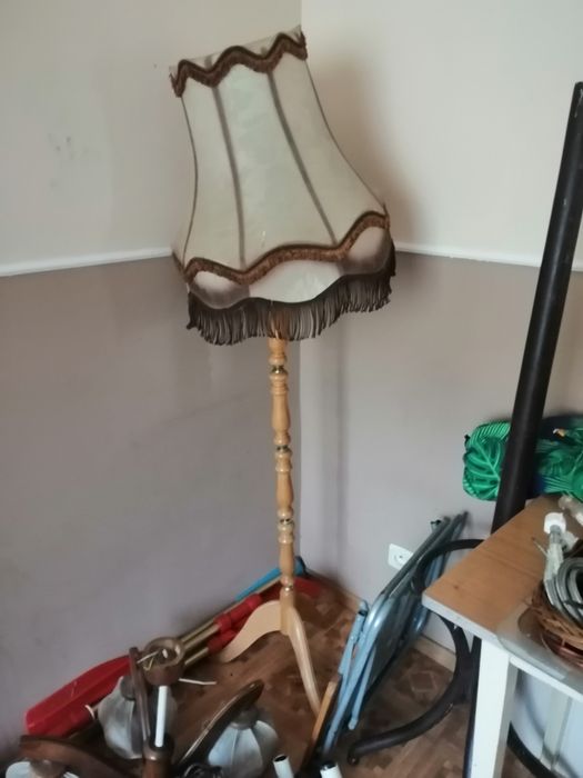 Zabytkowa lampa stojąca
