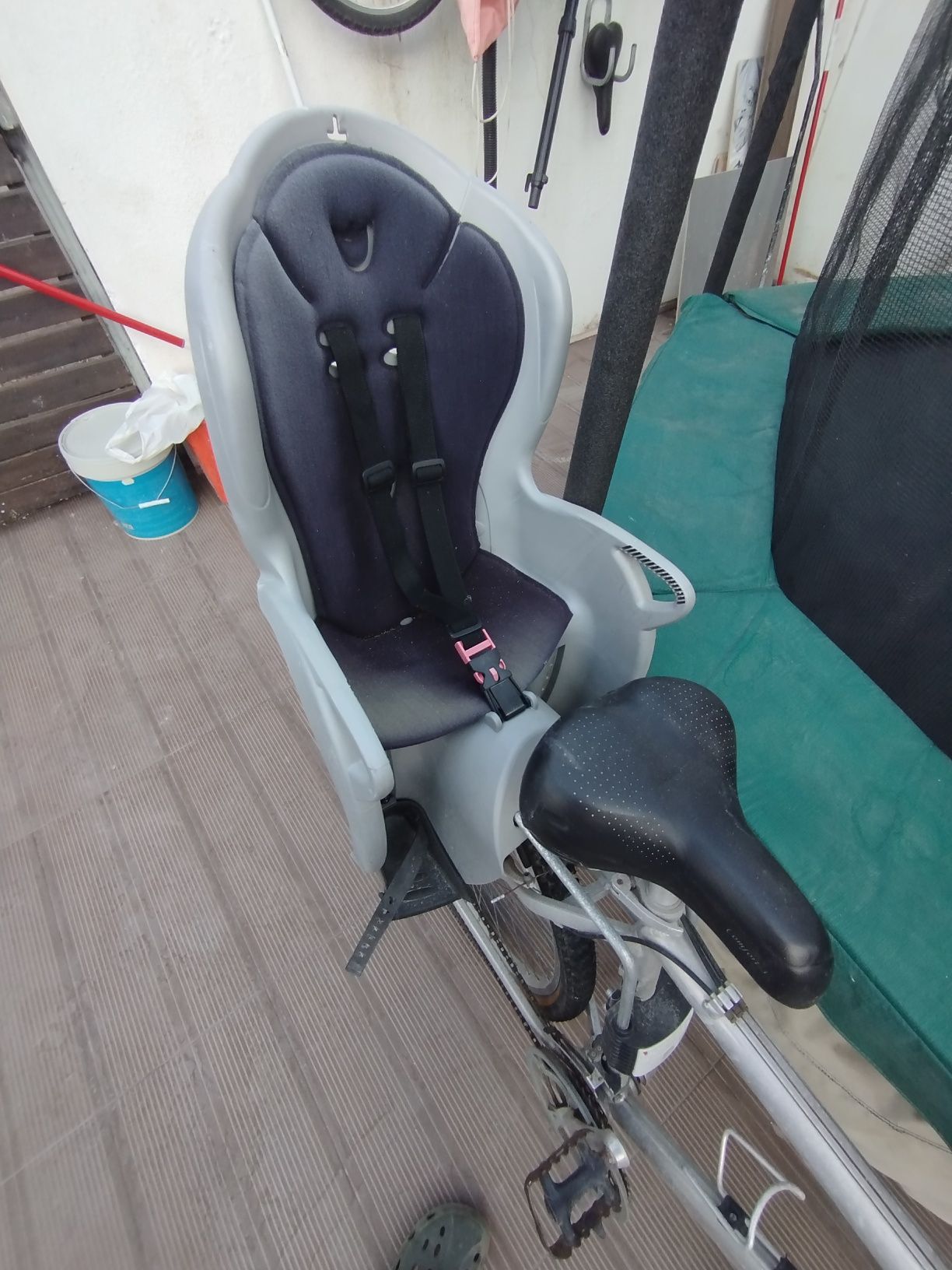 Vende se suporte bicicleta para transporte criança