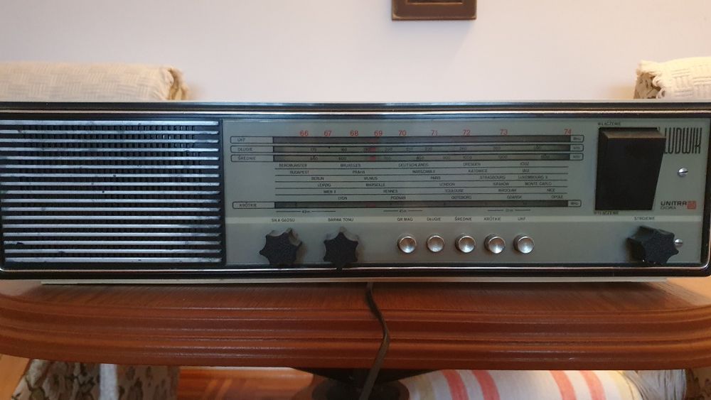 Stary sprzęt. Zabytki techniki. Telewizory, odtwarzacze.