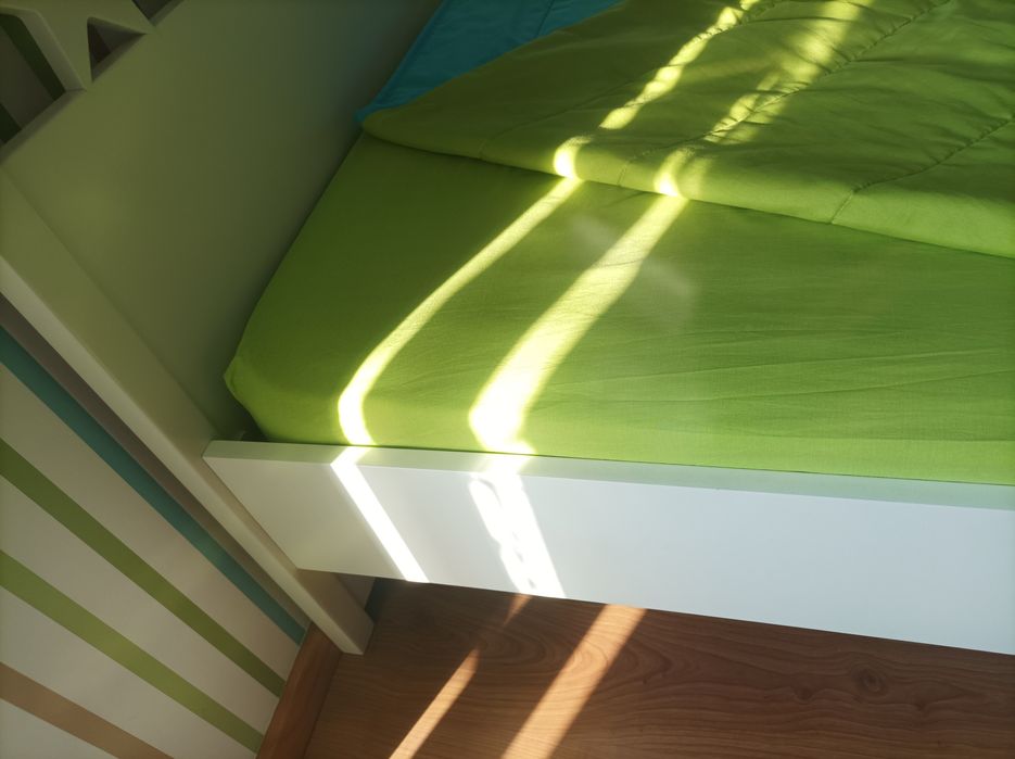 Cama branca de madeira (solteiro) com estrelas + Colchão