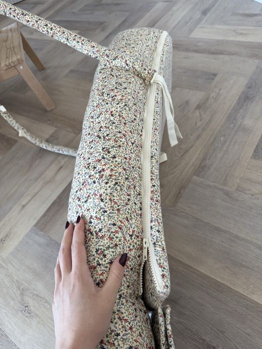 Konges Slojd kokon gniazdo niemowlece z pałąkiem na zabawki