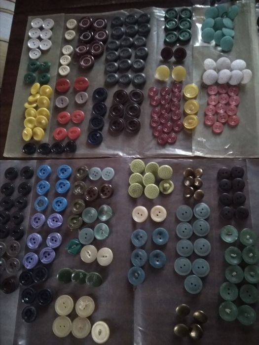 Лоскут, остатки гипюра.Кружево. Пуговицы.