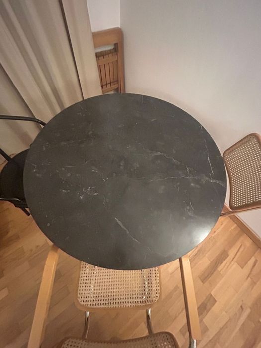 Okrągły stół z blatem imitującym marmur – średnica 110 cm