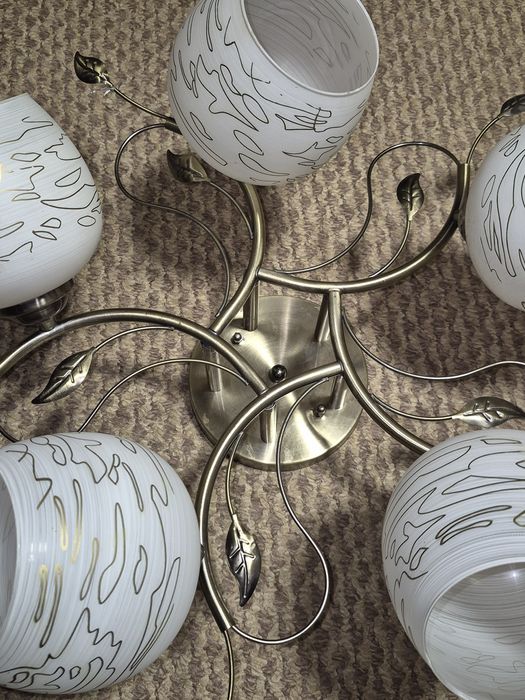 Люстра в зал на 5 плафонів.