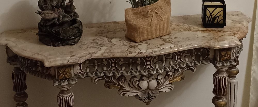 Credência antiga com espelho. Em bom estado.