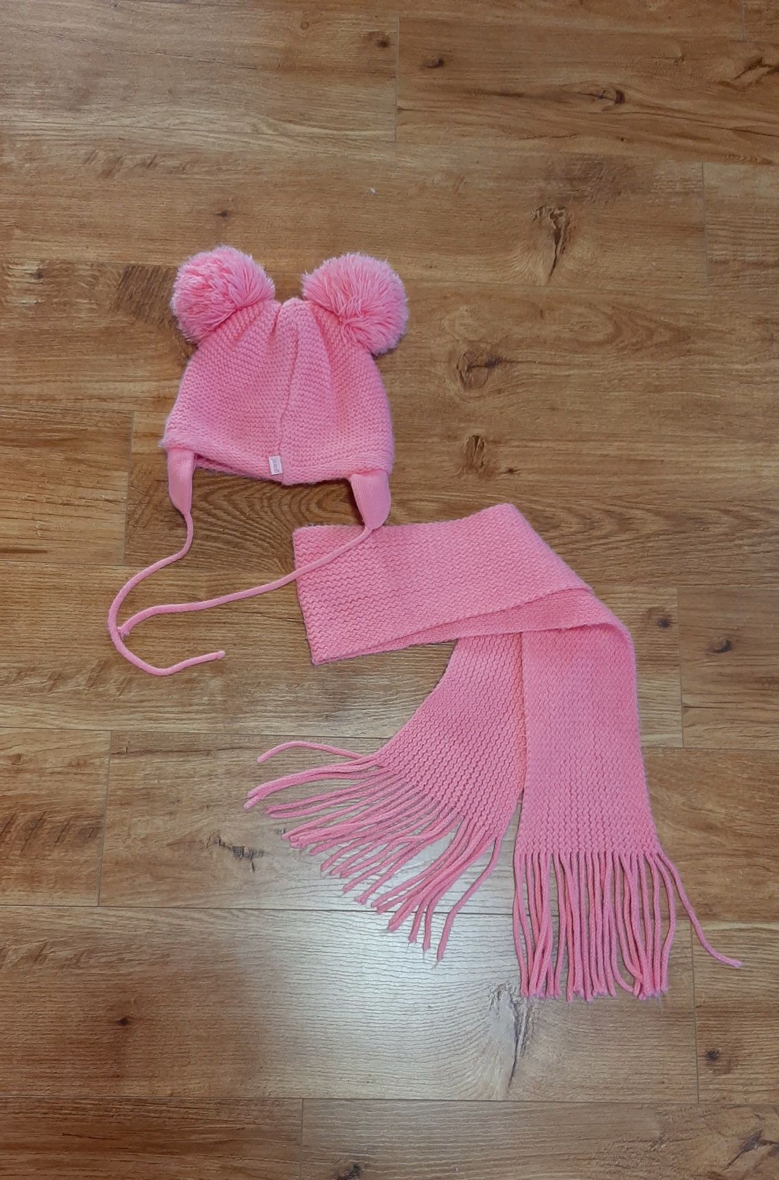 Зимняя шапка с шарфом для девочки