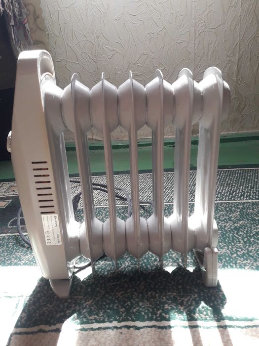 Обігрівач масляний "Еленберг" у робочому стані. Потужність 800Вт.