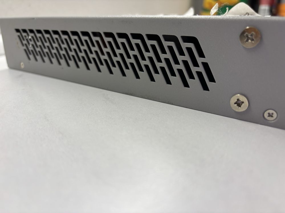 Комутатор, світч Cisco SF200-24