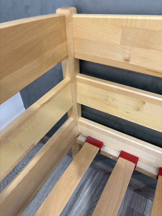 Ліжко з натурального дерева