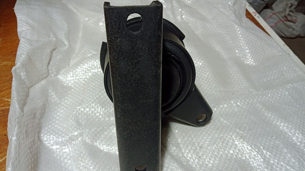 Автозапчасти подушка двигателя