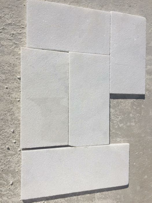 Marmore branco bujardado