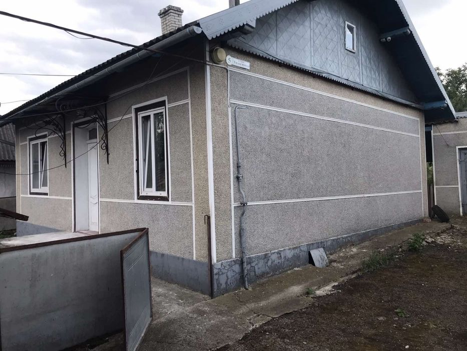 Продається хата, вул. Івасюка 5