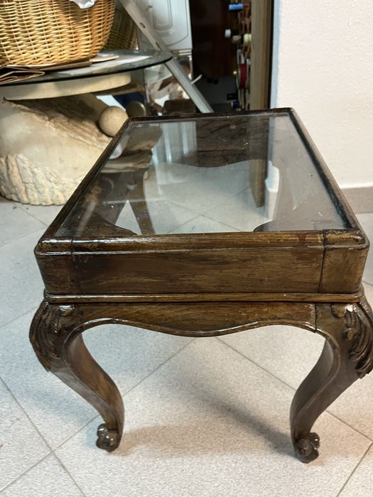 Mesa pequenina em madeira e vidro