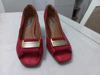 Sapatos vermelhos de senhora elegantes