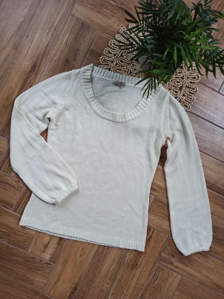Basicowy sweter sweterek kremowy śmietankowy z lekko bufiastymi rękawa