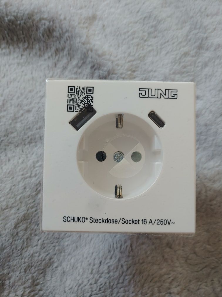 Розетка з з/к і USB тип A + USB тип C, JUNG LS1520-15CAWW білий
