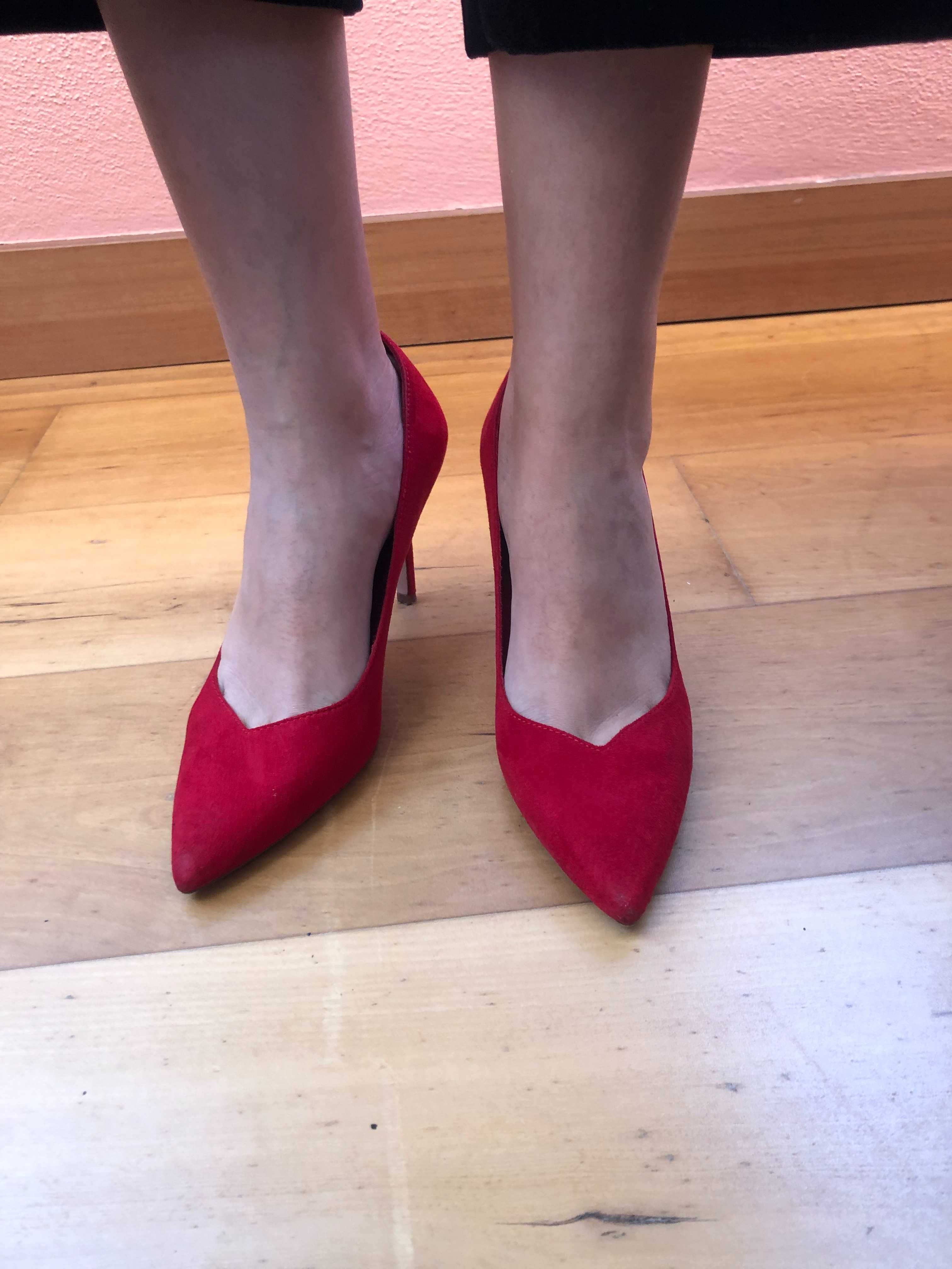 sapatos vermelhos stiletto