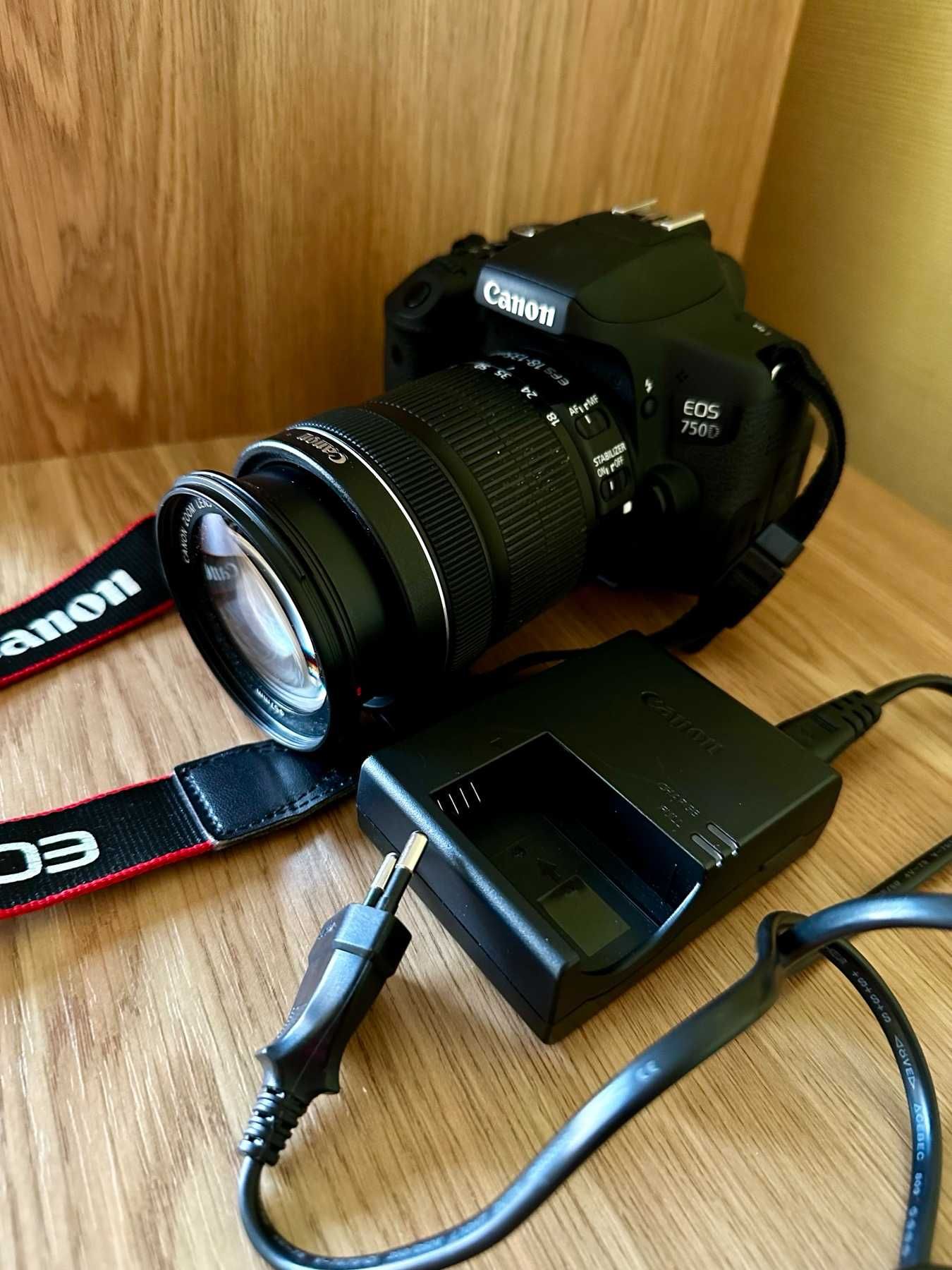 Canon EOS 750D Цифровий Дзеркальний фотоапарат з об’єктивом 18-135mm