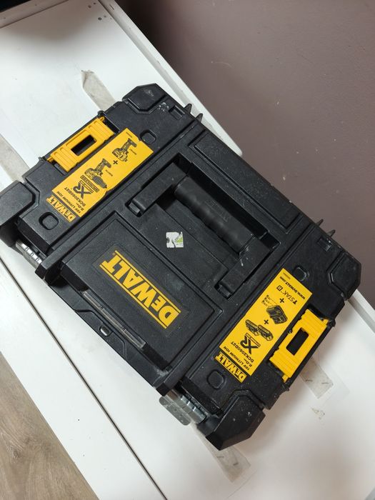 Skrzynka DeWalt i zakrętarka DCF787 używane