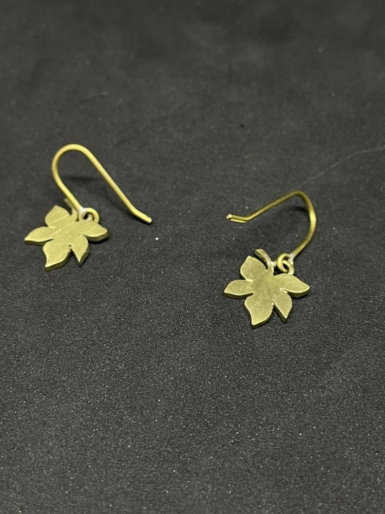 Brincos folhas de floresta