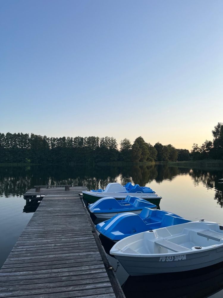Domek z Kominkiem Nad Jeziorem z jacuzzi ogrodowym