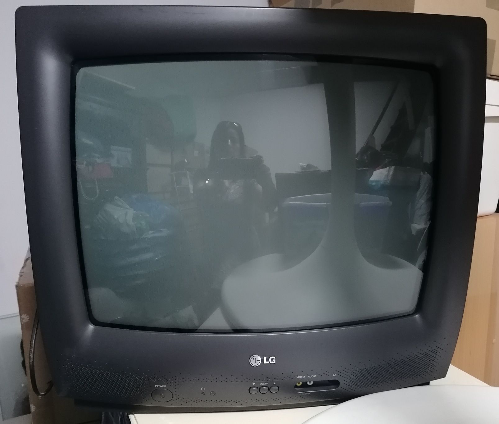 Vendo TV LG, com caixa atrás