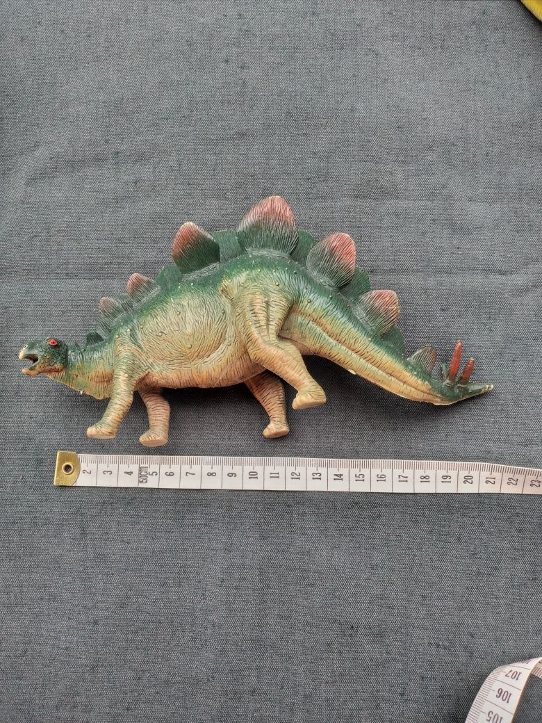 3 figurki dinozaury