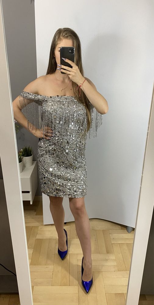 Cudna srebrna cekinowa sukienka mini z dekoltem bardot i frędzlami