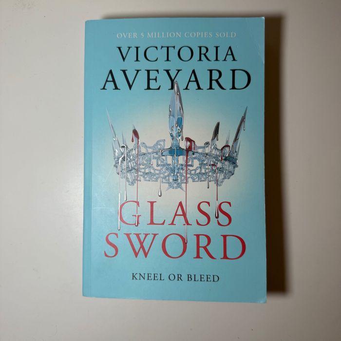 Glass sword Victoria Aveyard книга англійською
