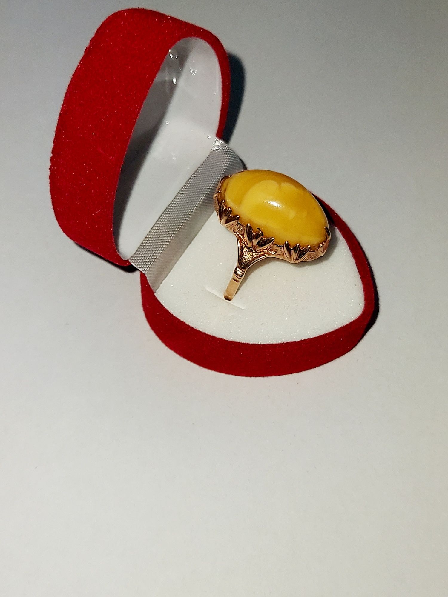 Złoty starodawny pierścionek z żółtym bursztynem 583 / 5,4g