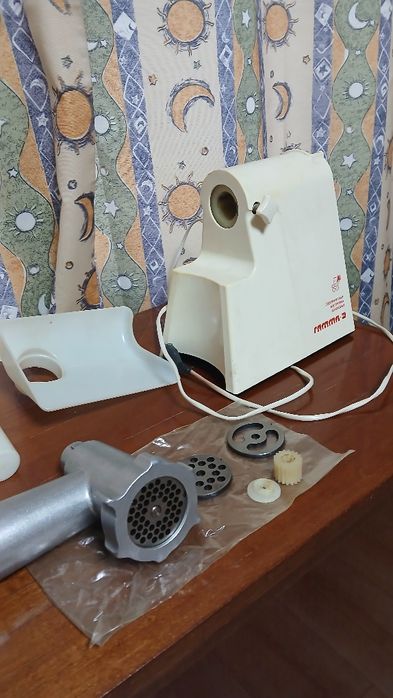 Електрична шнекова м'ясорубка Гамма -3 бу