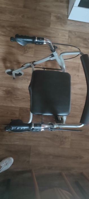 Sprzedam chodzik  czterokołowy z hamulcem