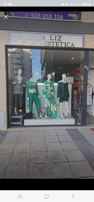 Manequim e prateleiras loja