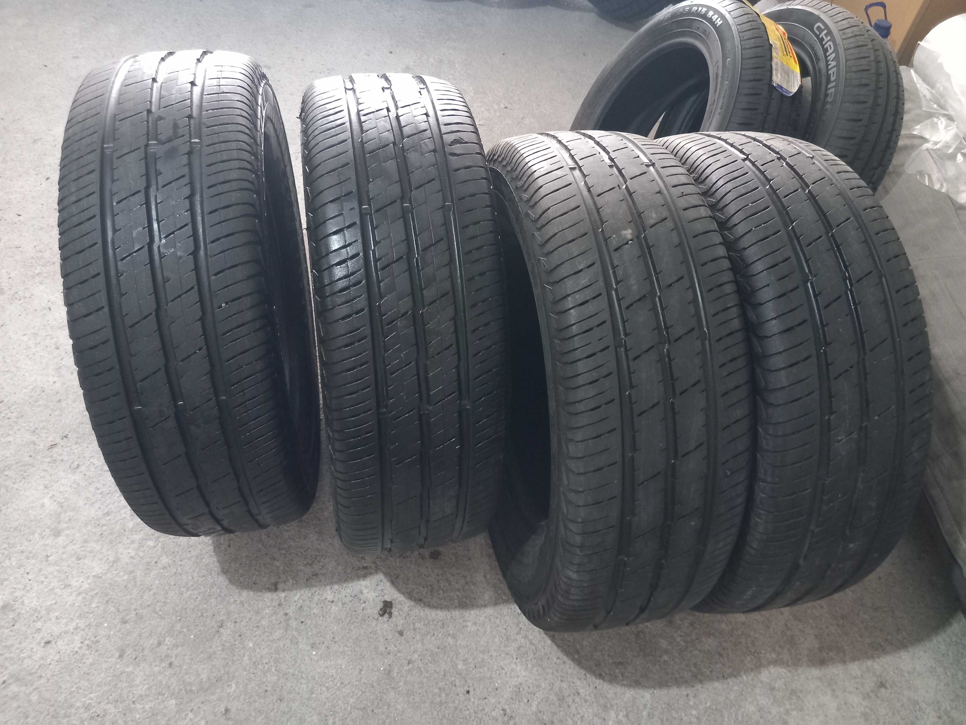 4 pneus 235/65R16 C Continental seminovos