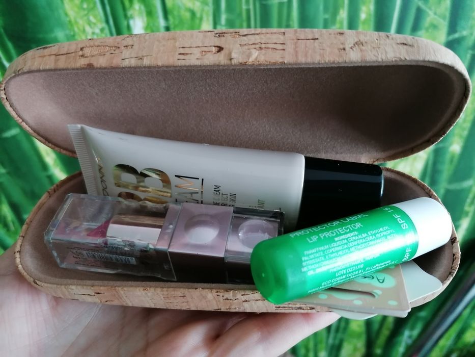 Maquilhagem com um fio e pulseira