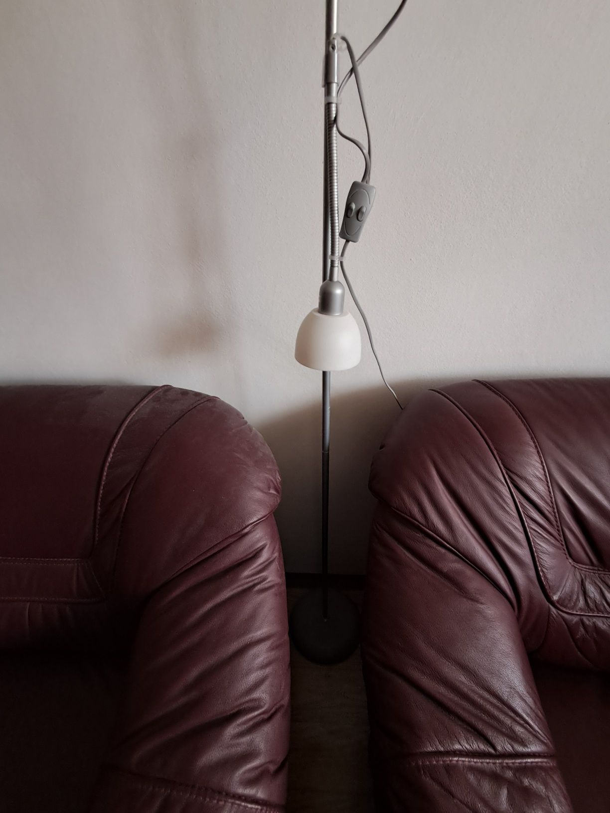 Lampa pokojowa podłogowa .