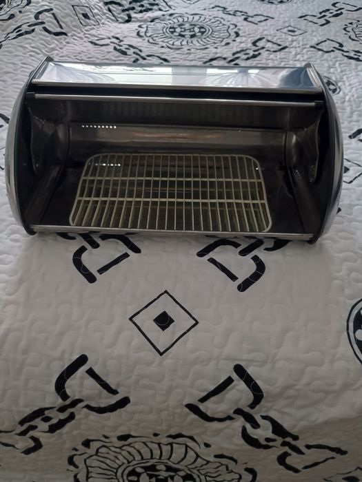 Chlebak ze stali nierdzewnej.