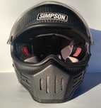 Capacete Simpson Bandit M30 em fibra de carbono.