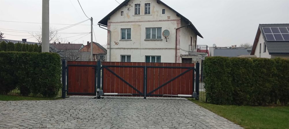 Brama wjazdowa do podwórka  i ogrodzenie