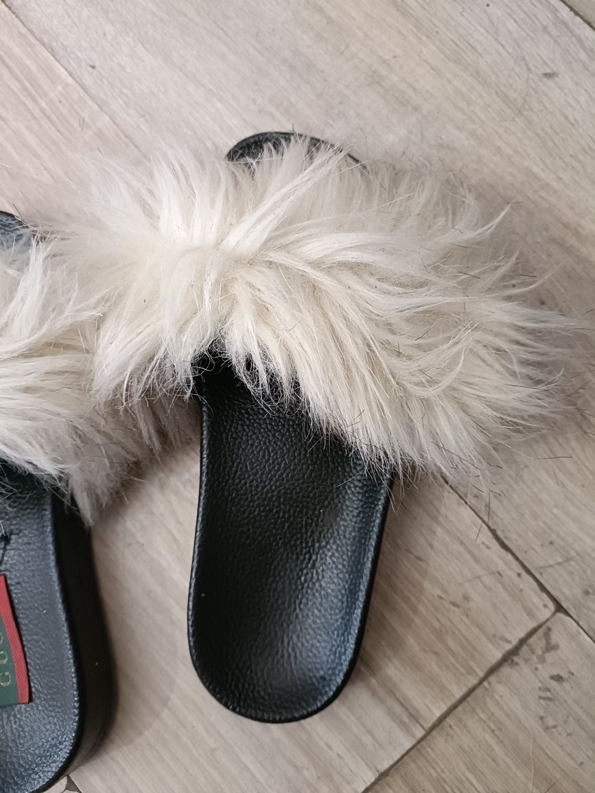 Włochate kremowe klapki Gucci