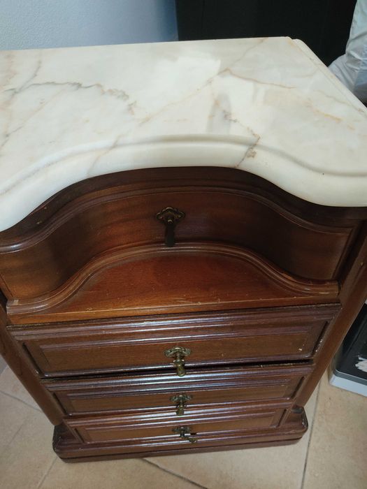 Mesa de cabeceira em madeira