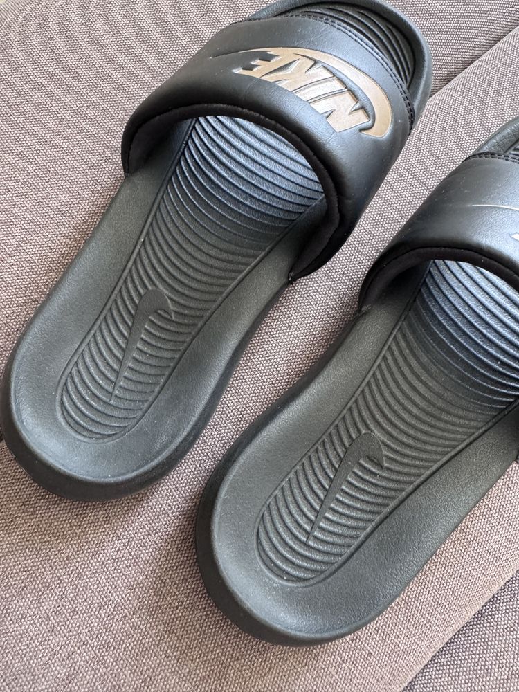 Nike жіночі фірмові шльопанці сланці оригінал найк р. 38 24-24,5 см