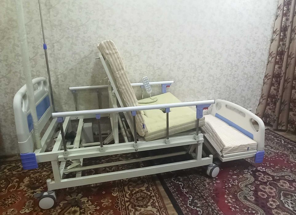 Медичне функціональне ліжко з туалетом MED1-H01 з електроприводом