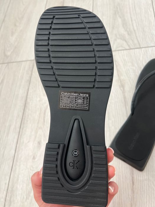 Вʼєтнамки Calvin Klein