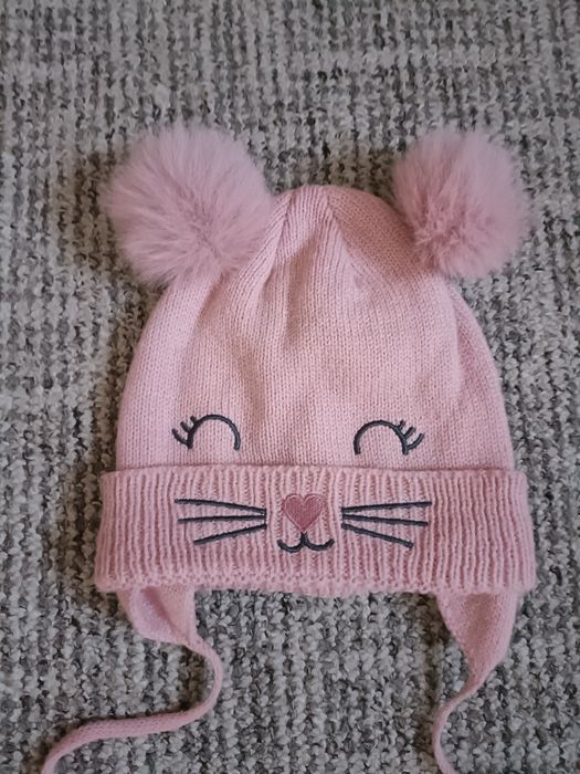 Czapka dla dziewczynki na wiązanie