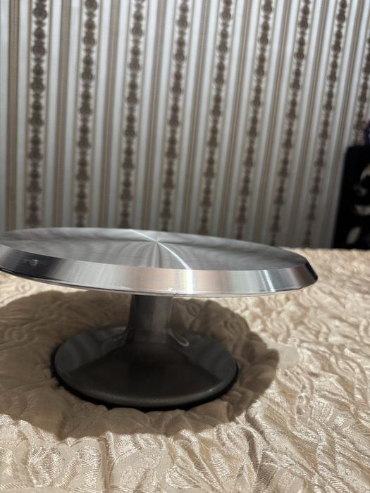поворотний столик для вирівнювання тортиків