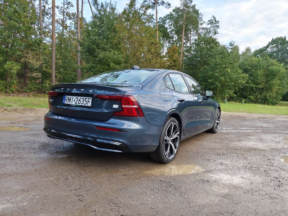 Volvo S60 T8 2023r 455 KM mocy Recharge Plug-In Hybrid Plus Dark Theme